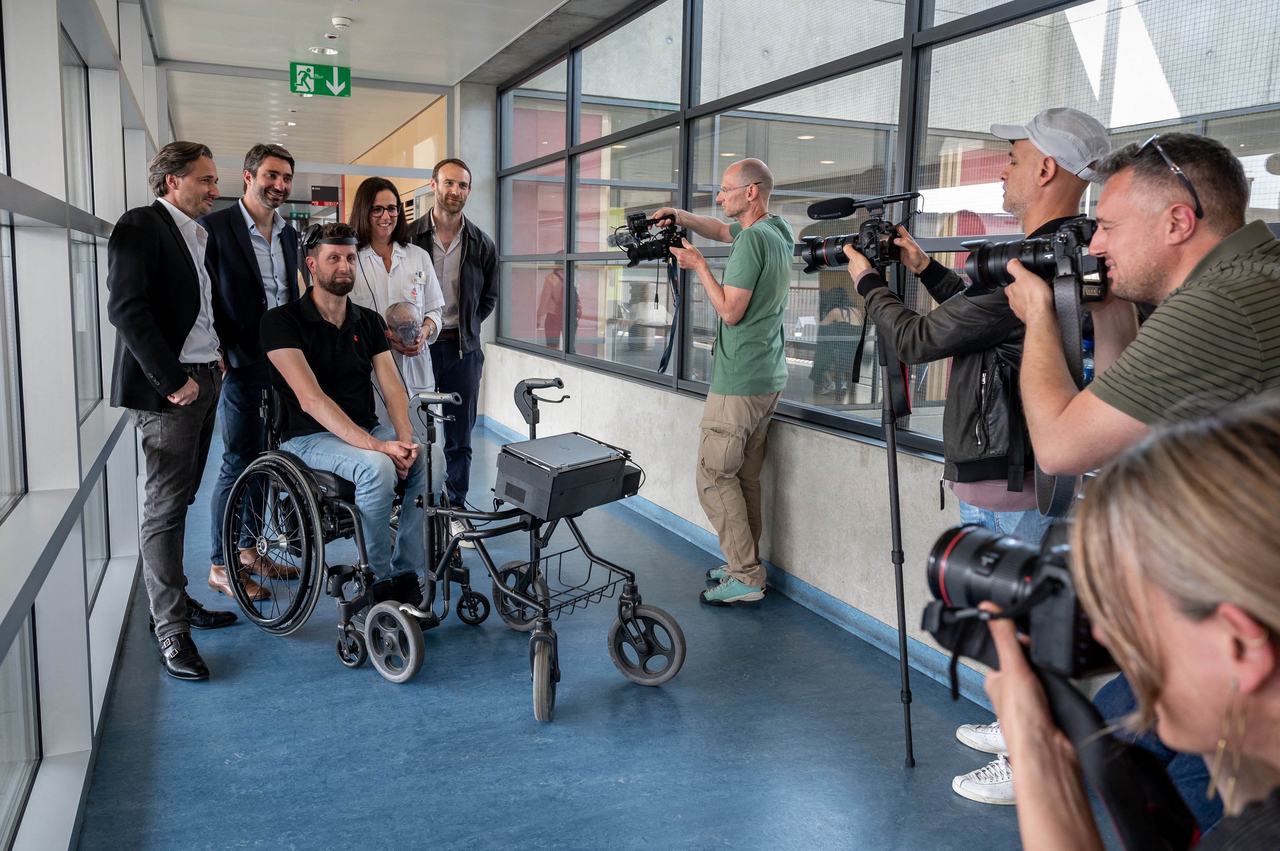 Paralyzed man regains his ability to walk thanks to artificial intelligence 