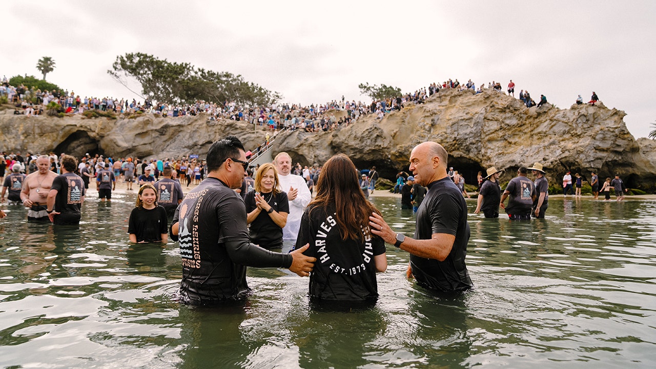 'Amazing' mass baptism event: 'Never too late' to believe in God, says pastor Greg Laurie