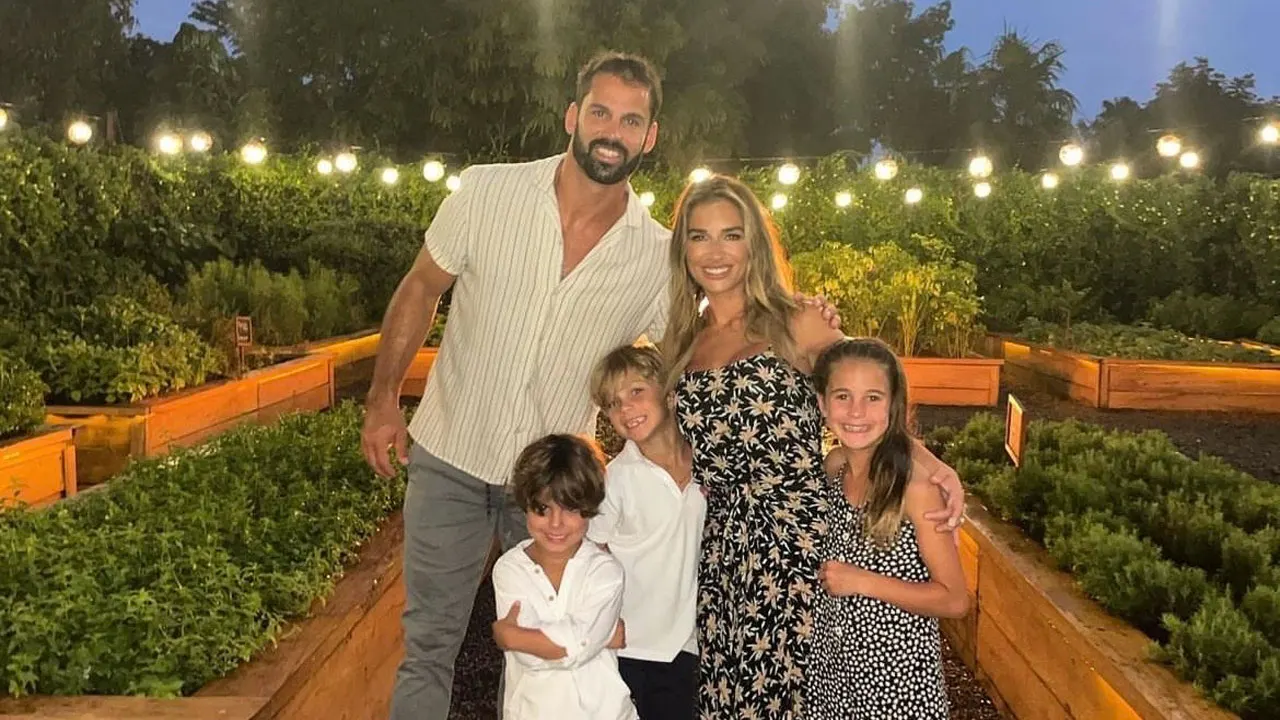 Jessie James Decker poses with her family